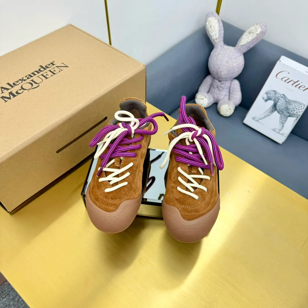 👟👟Ex-factory price 600👟👟 Men's size +10 The latest popular couple model ALEXANDER MCQUEEN/Alexander McQueen 24ss The latest autumn and winter Flexion series retro casual sneakers Original purchase development and production This Flexion Off white tone grain leather low-top sneakers use different sizes of laces and are matched with lightweight segmented soles inspired by anatomy. The reverse skull pattern is embossed on the heel. Fabric: Original customized imported first-layer cowhide. Lining: Customized imported breathable mesh lining. Sole: Original open-molded non-slip TPU material. Size: #Female model 35-40 #Men's model 39-45 (custom-made 45 non-returnable)